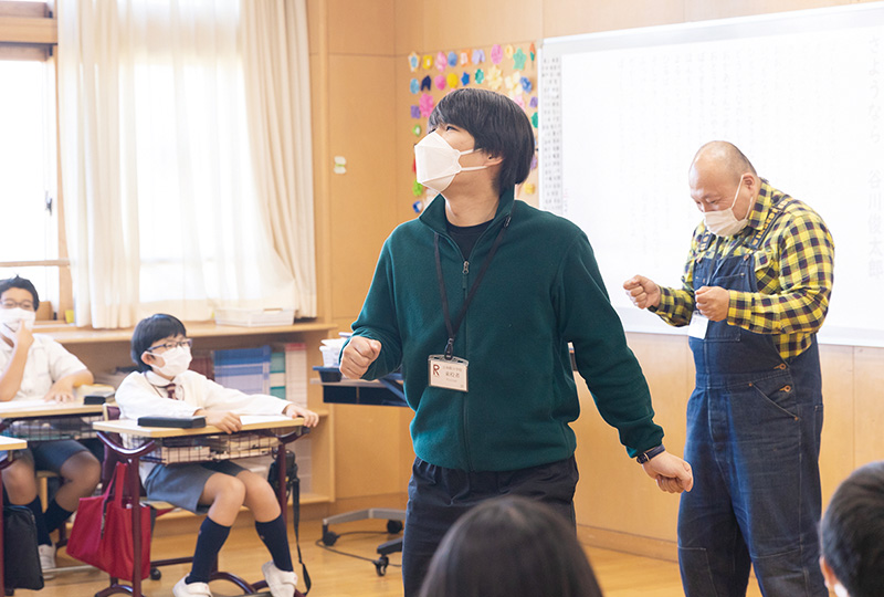 谷川俊太郎さんの詩「さようなら」を題材に演じる俳優。