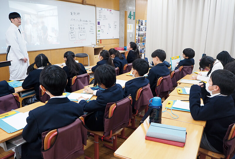 保護者の方の話を真剣に聞き入る