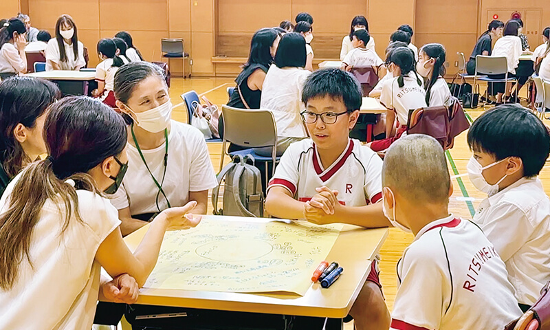 保護者を交えた平和サミットの様子