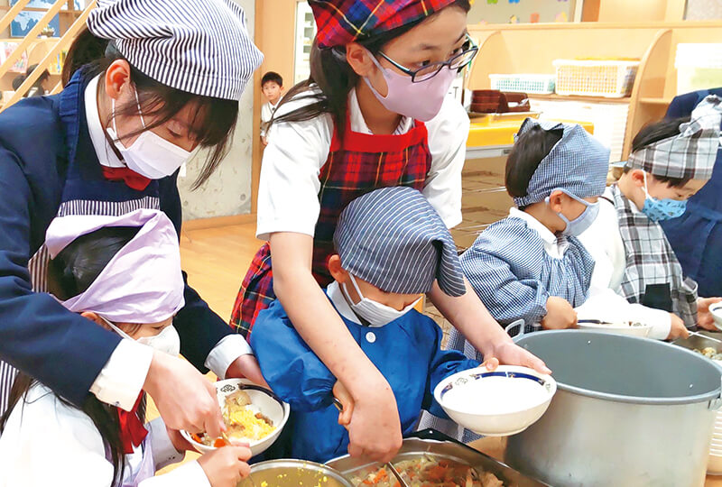 給食のよそい方や配膳を6年生から学びます